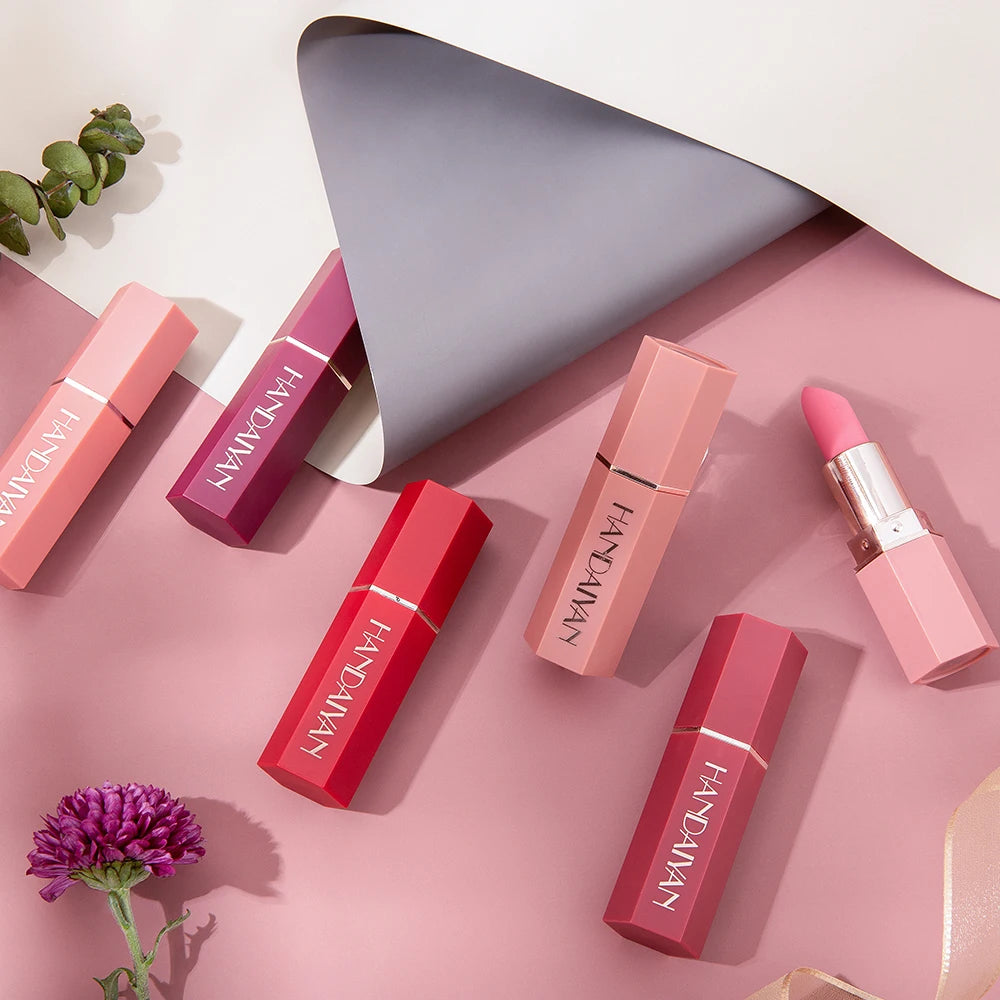 Lápiz Labial Mate Terciopelo · Larga Duración, Antiadherente y Resistente al Agua · 16 Tonos